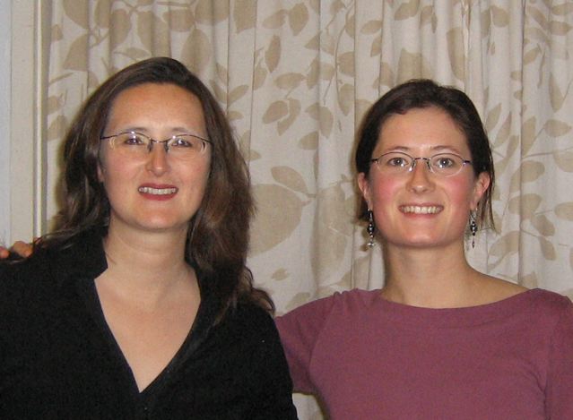Avec ma cousine Marina et mes clbres, magnifiques rideaux ;-)