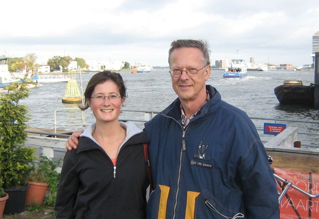 Avec mon papa devant l'Ij, un immense canal d'Amsterdam