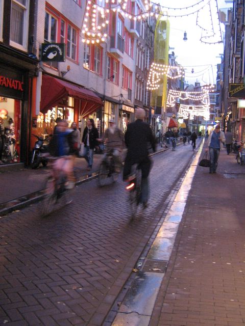Une de ces fameuses petites ruelles, jolie mais dangereuse pour les pitons imprudents
