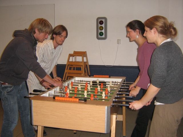 En pleine action et concentration pour une passionnante partie de babyfoot