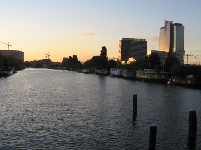 un beau grand canal d'Amsterdam