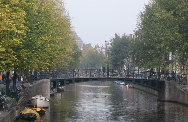 un joli petit canal d'Amsterdam